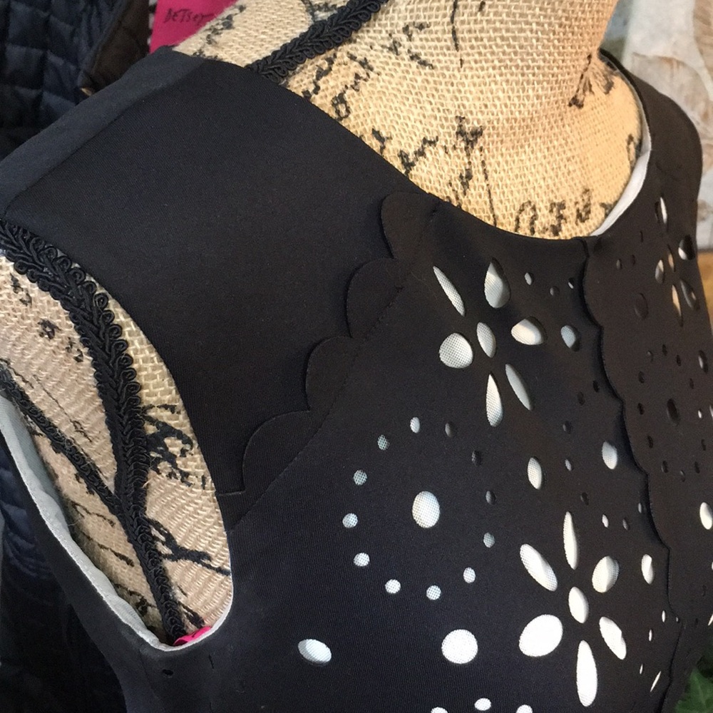 Betsey Johnson Black Laser Cut Ivory Lined Shift 8 - Picture 6 of 8
